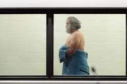 بازداشت مزاحم برهنه جنیفر | او با خودرو به خانه جنیفر آنیتسون کوبید!