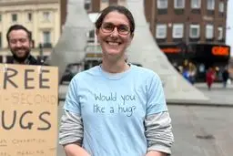 شغل این زن بغل کردن دیگران است!