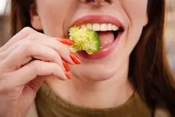 چرا رژیم‌های گیاه‌خواری به دندان‌ها آسیب می‌رسانند؟