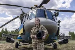 نبرد با ناخن‌های لاک‌زده | چگونه یک زن کلیشه‌های نظامی را شکست؟