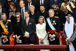 امتیاز سفید | زنان معدودی اجازه پوشیدن لباس سفید در مراسم تحلیف پاپ را دارند