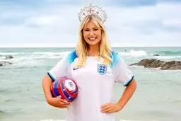 جنجال رفتار بی‌شرمانه در مراسم انتخاب دختر شایسته سال