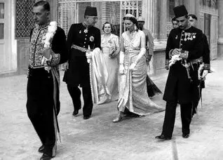 ویدئویی از حال و هوای تهران پیش از مراسم ازدواج محمدرضا پهلوی و فوزیه | ببینید
