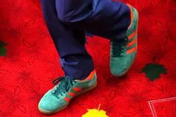 شنیدن سخنرانی تاریخی با کفش کتانی | کفش جاستین ترودو در سخنرانی پادشاه جنجالی شد