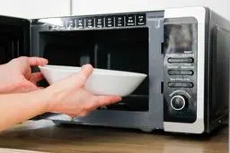 6 چیزی که نباید در مایکروویو بگذارید اما احتمالا این کار را می‌کنید
