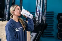 چرا زنان به کراتین روی آورده‌اند؟ | مکملی که دیگر فقط برای بدنسازان نیست