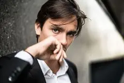پسر آلن دلون می‌گوید آلن دلون واقعی منم! 