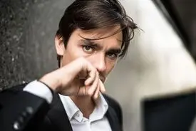 پسر آلن دلون می‌گوید آلن دلون واقعی منم! 