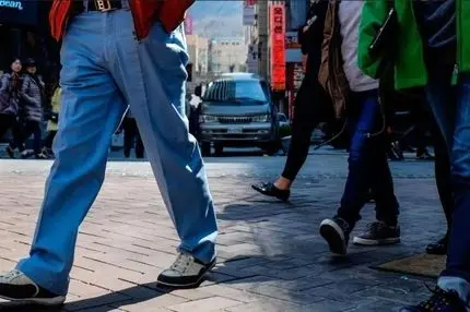 جریمه زنی به دلیل پایین کشیدن شلوار همکار مردش!