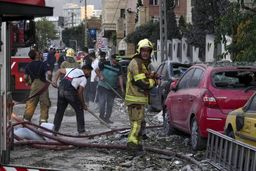 گاردین: اسرائیل حمله کرد، آمریکا خودش را کنار کشید! | چرا آمریکا هماهنگی با نتانیاهو را گردن نمی‌گیرد؟