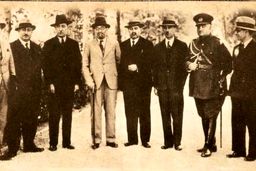 تجدد با داغ و درفش، کلاهی که پهلوی به زور بر سر مردم گذاشت