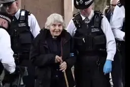 بریتانیا یک کشیش ۸۳ ساله را به دلیل حمایت از غزه دستگیر کرد