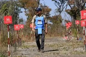 شاهزاده همچون مادرش در میدان مین قدم می‌زند