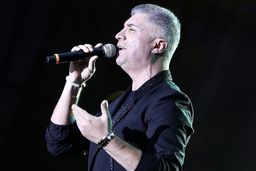 تمام اموال اوزجان دنیز خواننده مشهور توقیف شد