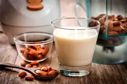 ۹ خاصیت شیر بادام که آن را به یک خوراکی مفید تبدیل می‌کند