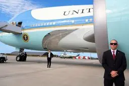 مامور سیا همسرش را مخفیانه سوار هواپیمای ترامپ کرد