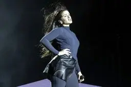 زنی که دل «پاپ» را بُرد | ماجرای علاقه واتیکان به این خواننده زن جنجالی چیست؟