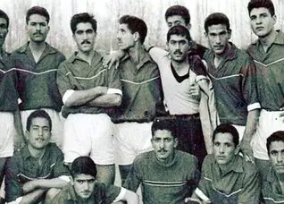 از زمین خاکی تا قله آواز؛ تصویری از شجریان در تیم آموزشگاه‌های مشهد