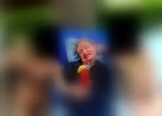 انتشار عکس‌های استفن هاوکینگ در جزیره اپستین روی ویلچر!