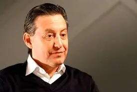 با میلیاردری آشنا شوید که امپراتوری‌اش را با شرط‌بندی روی کسب‌وکارهای خسته‌کننده ساخت