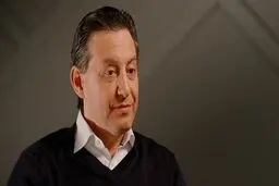 با میلیاردری آشنا شوید که امپراتوری‌اش را با شرط‌بندی روی کسب‌وکارهای خسته‌کننده ساخت