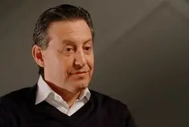 با میلیاردری آشنا شوید که امپراتوری‌اش را با شرط‌بندی روی کسب‌وکارهای خسته‌کننده ساخت
