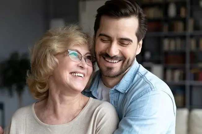 مردانِ امروز به زنان مسن‌تر علاقمند می‌شوند | شوگر مامی از مُد به علاقه تبدیل شد؟ 