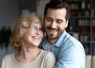 مردانِ امروز به زنان مسن‌تر علاقمند می‌شوند | شوگر مامی از مُد به علاقه تبدیل شد؟ 