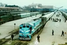 دختری با لباس پسرانه خود را زیر قطار انداخت | عکس