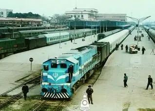 دختری با لباس پسرانه خود را زیر قطار انداخت | عکس