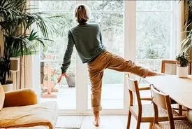 فواید شگفت‌انگیز ایستادن روی یک پا