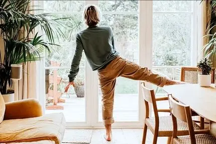 فواید شگفت‌انگیز ایستادن روی یک پا