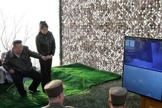 عکس جالب کیم جون اون هنگام تماشای آزمایش بمب‌های خوشه‌ای | نمایش قدرت با حضور دختر