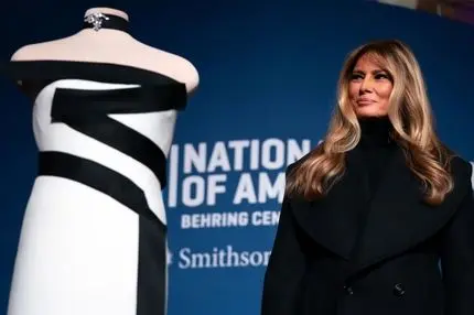 ملانیا لباس عجیب مراسم تحلیف ترامپ را به موزه داد!