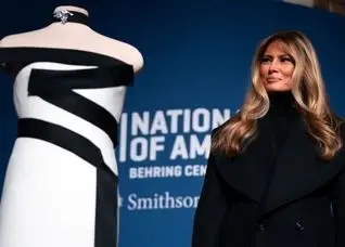 ملانیا لباس عجیب مراسم تحلیف ترامپ را به موزه داد!