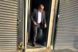 تصویر جنجالی رئیس پلیس هنگام خروج از فاحشه‌خانه