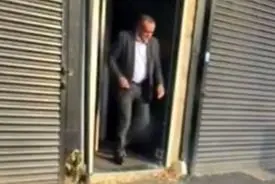 تصویر جنجالی رئیس پلیس هنگام خروج از فاحشه‌خانه