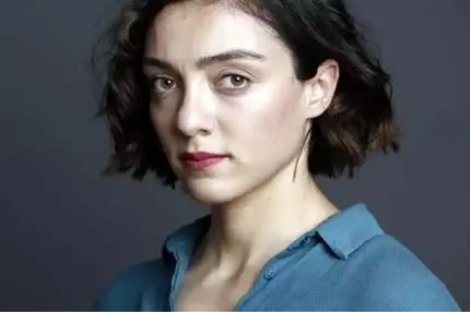 تعجب از زندگی ساده و بدون تحمل بازیگر زن مشهور | ساکن طبقه چهارم آپارتمان بدون آسانسور