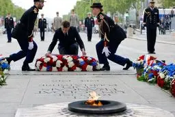 مردی سیگارش را با شعله یادبود جنگ روشن کرد!