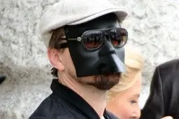 چرا دی‌کاپریو چهره‌اش را پنهان می‌کند؟ | راز چهره پنهان دی‌کاپریو چیست؟