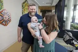 دهن‌کجی به دانشمندان | نوزاد نارس معروف هنوز زنده است!