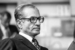 روزی که محمدرضا پهلوی به نخبگان و اپوزیسیون درباره وطن فروشی هشدار داد