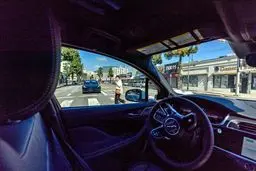 کسی پشت فرمان نیست: رقابت برای خودروی خودران شدت می‌گیرد