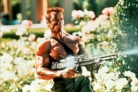 پر از گلوله، عضله و شوخی‌های اغراق‌آمیز | فیلم کماندو چهل ساله شد