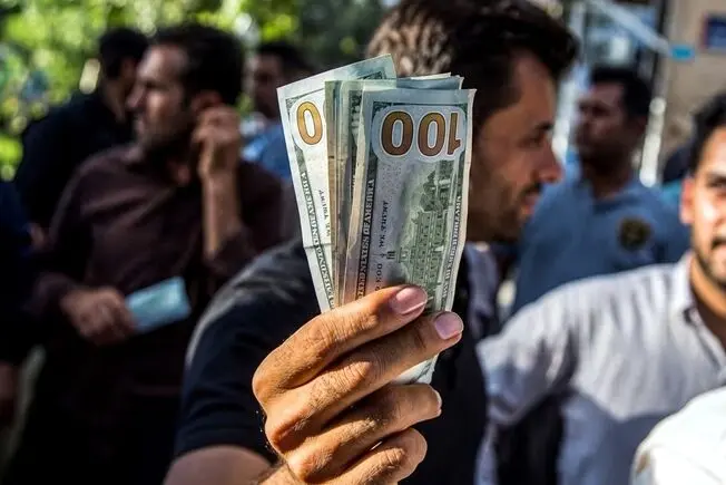 دلار ۲۶۷ هزار تومان را رد کرد | وقتی پوچ شدن سرمایه عادی می‌شود 