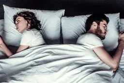 افسانه شبانه: چرا «با خشم خوابیدن» روابط را به باد می‌دهد؟