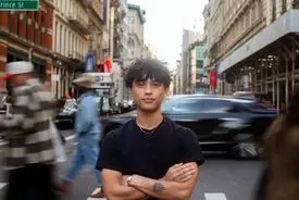 قاضی پیاده‌رو | شهرت مردی که درباره «راه رفتن شما» نظر می‌دهد!