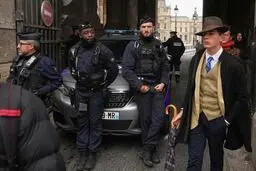 آیا این مرد خوش‌لباس راز سرقت لوور را کشف می‌کند؟