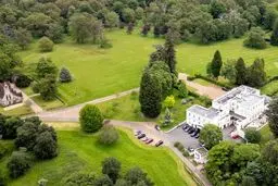 چرا شاهزاده بدنام در عمارت ۳۰ اتاقه زندگی می‌کند؟ | اجاره؟ سالیانه یک دانه فلفل