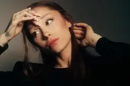   آریانا گرانده دارد می‌میرد؟